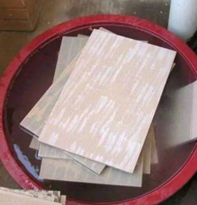 泥工施工前浸泡中的瓷磚